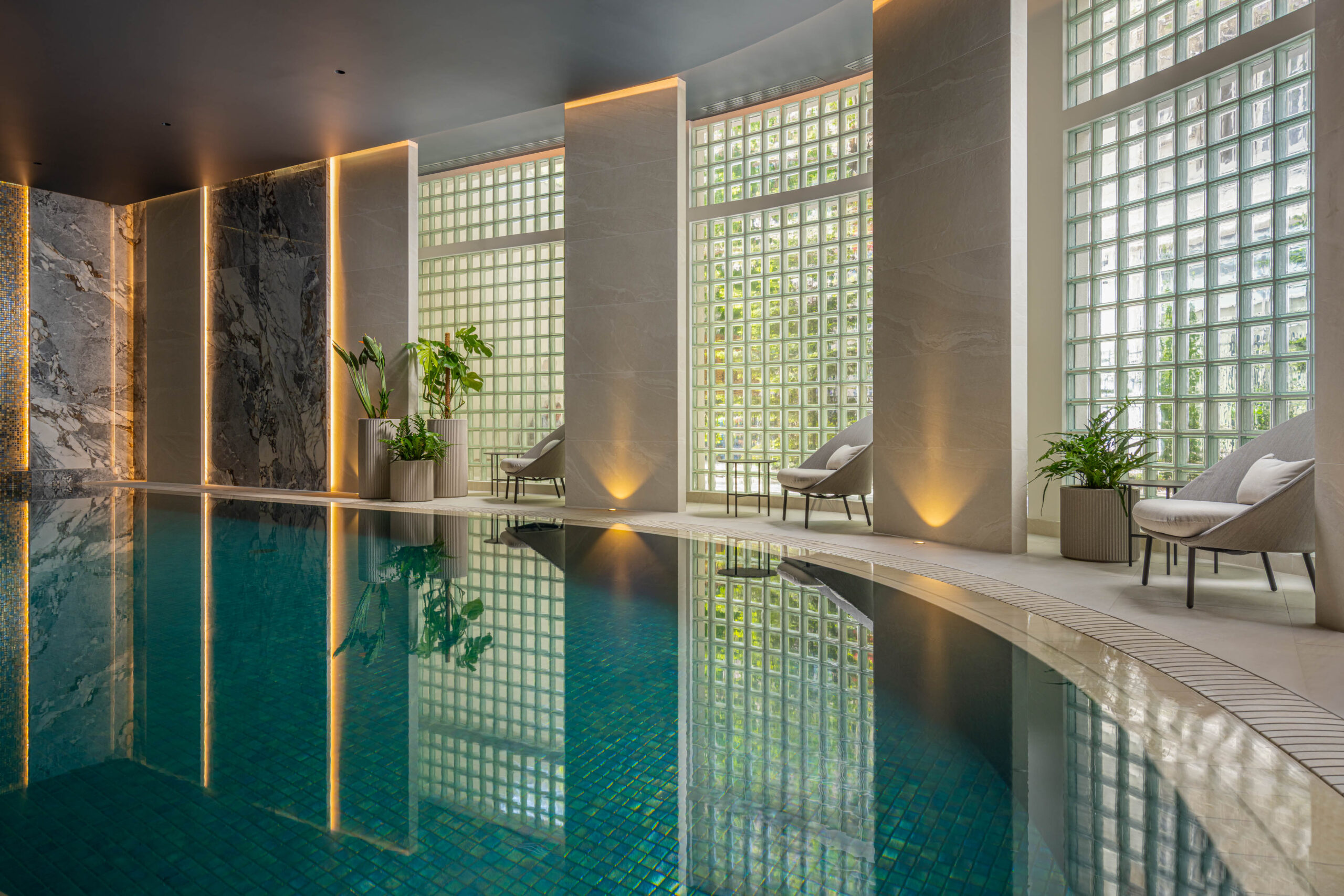 Luxuriöser Pool im InterContinental Athénée Palace Bucharest, verkleidet von Ezarri