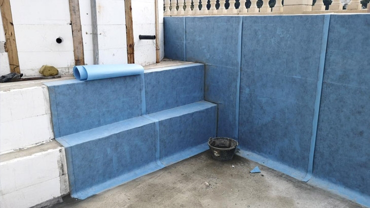 Installation of mosaic on polystyrene pools