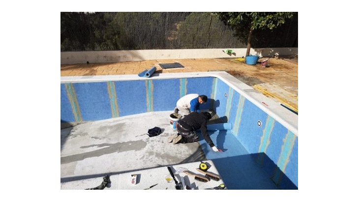 Installation of mosaic on polypropylene pools