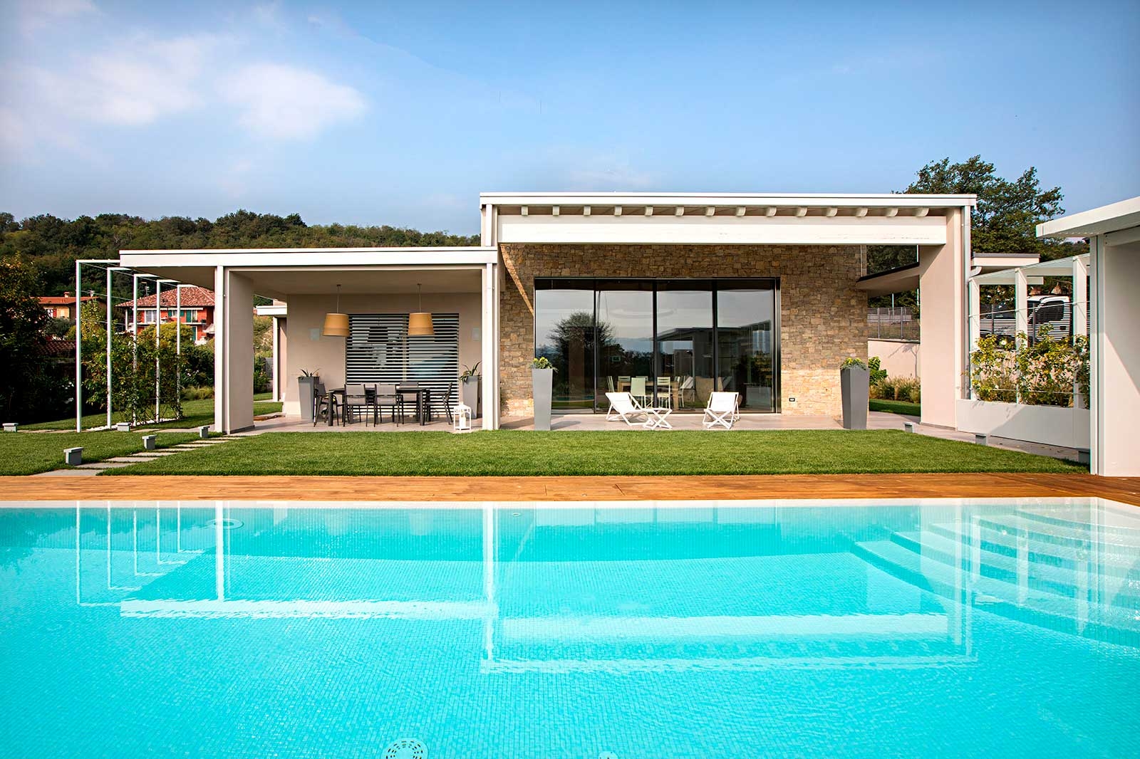 The magic of an Ezarri white swimming pool
