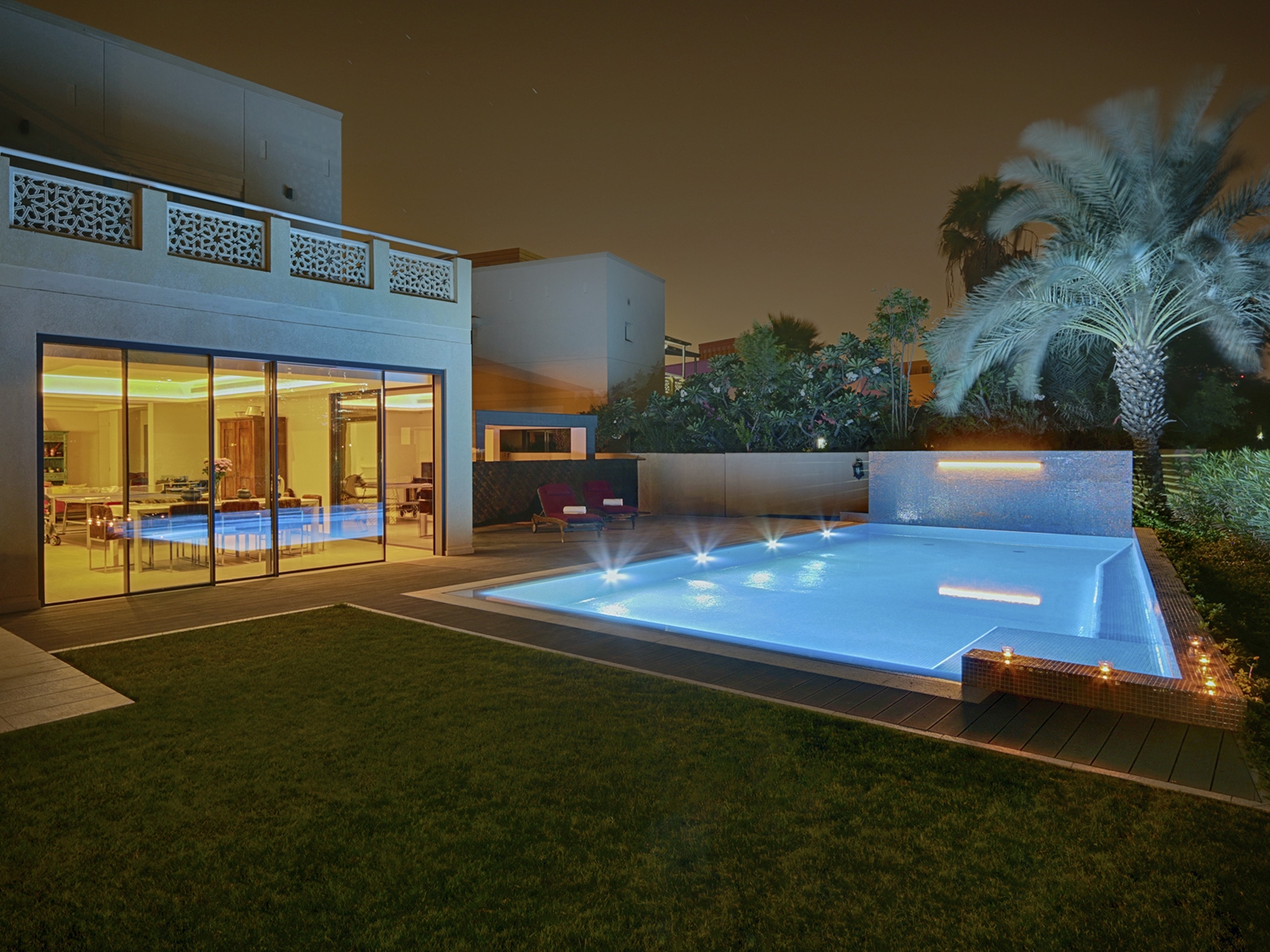 Piscina con mosaico en Dubai