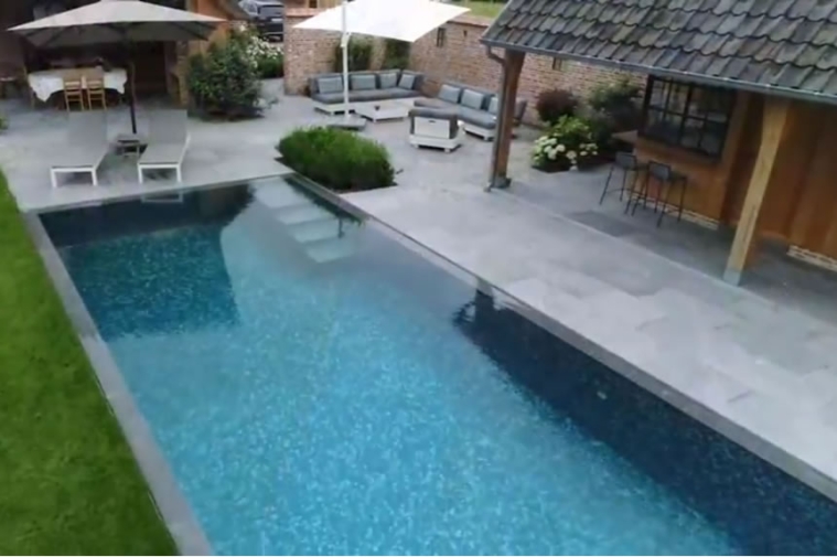 carreau de mosaïque grise d’Ezarri dans une piscine du nord de la Belgique