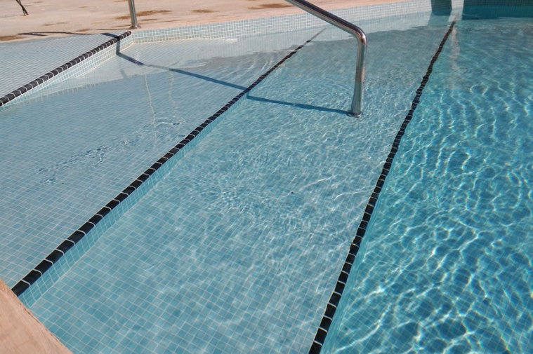 Mosaic tile pool with Corner tile piece