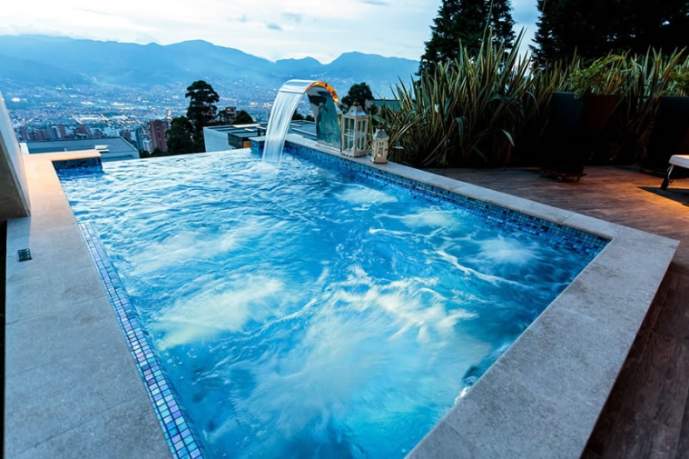 razones para elegir gresite en tu piscina