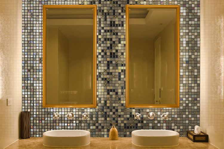 Mosaic bathroom tiles: advantages and ideas