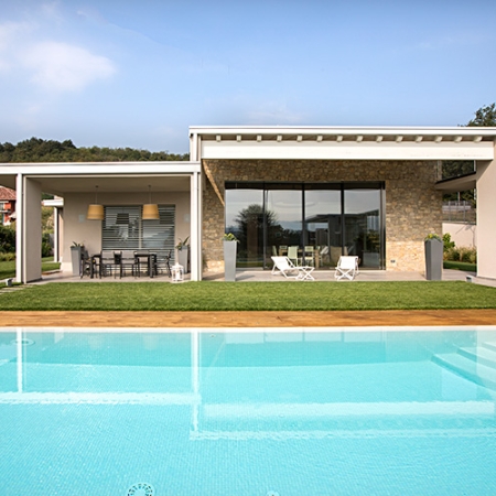 The magic of an Ezarri white swimming pool