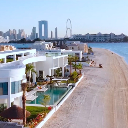 Ezarri decorates this luxury pool at Dubai´s most expensive villa