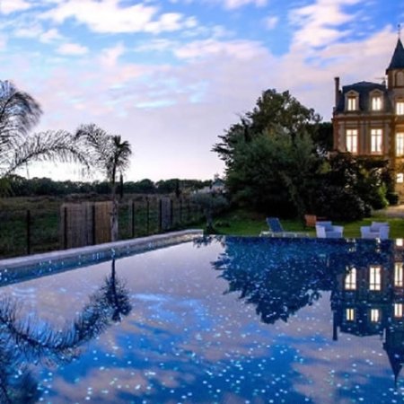 Gold award for an Ezarri pool with phosphorescent glass mosaic tiles