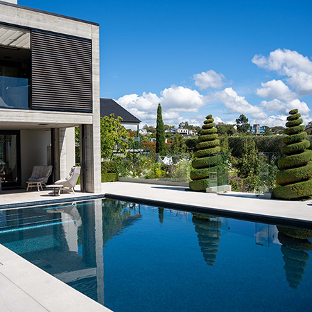 Un projet spectaculaire avec une piscine en carrelage de mosaïque de verre gris dans une villa en Nouvelle-Zélande